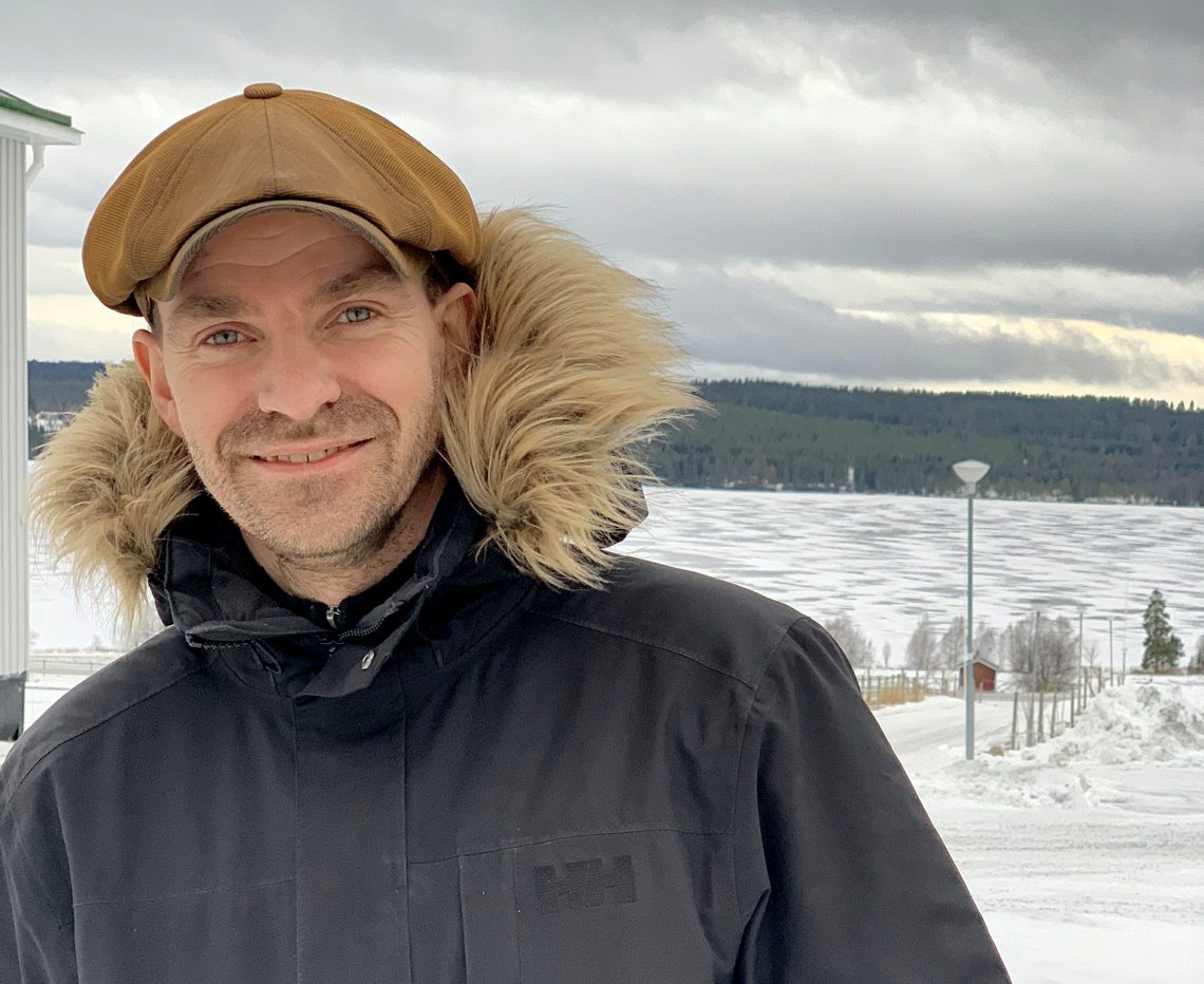 Heimir Gunnarsson, SIF Avel, står med vinterjacka och keps i ett vinterlandskap på Wången