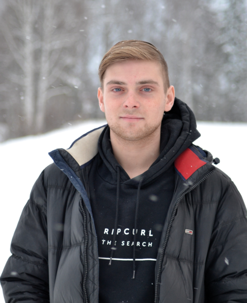 Porträtt bild av Hugo Lundgren i jacka utomhus i snöigt landskap