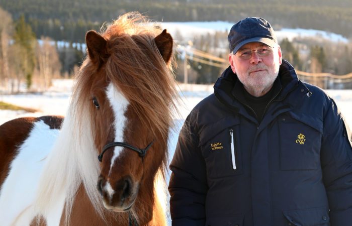 Islandshästskäck syns bredvid man i tjock jacka och keps i vintrigt landskap. Eyjolfur Isolfsson är en av föreläsarna på årets instruktörsseminarie