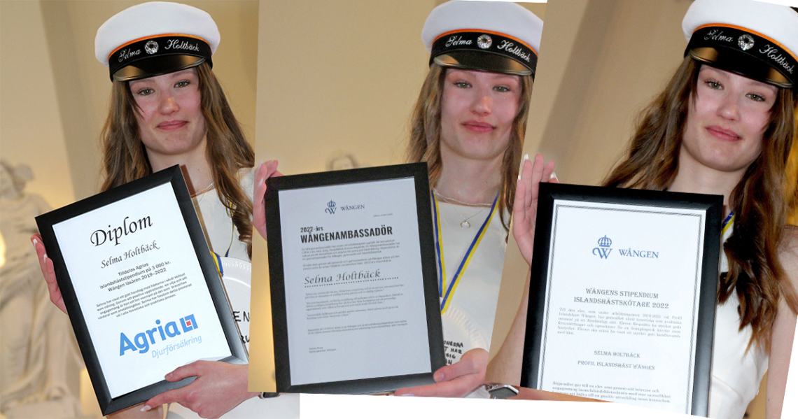 Selma Holtbäck i vit klänning och studentmössa håller upp diplom för stipendiet Wångenambassadör