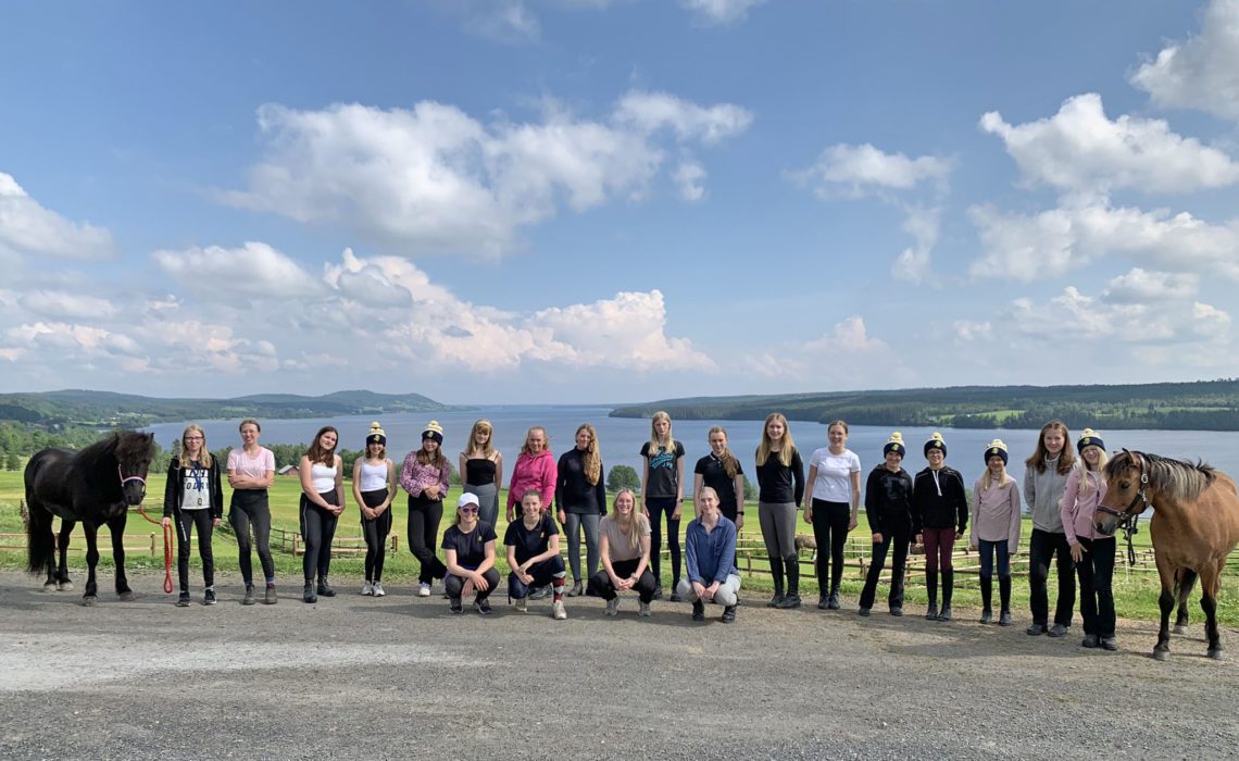 Grupp uppställd för fotografering med bakgrunden av Alsensjön