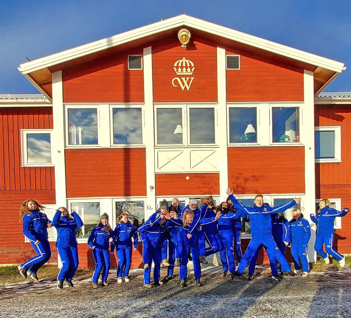 Gymnasieelever hoppar utanför skolhuset på Wången där samling sker på studiebesöksdag på gymnasiet