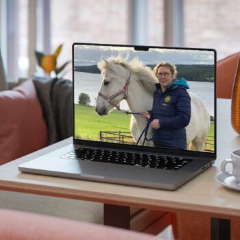 Ridlärare IV deltagaren Camilla Hed syns på skärmen i en laptop som står uppfälld på ett soffbord