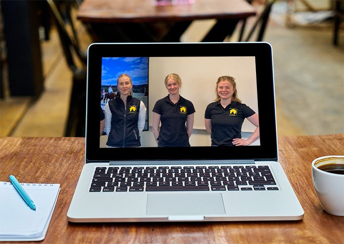 En laptop står på ett bord. I skärmen syns tre hippologstudenter som presenterar sina examensarbeten i ett konferensrum inför en presentation