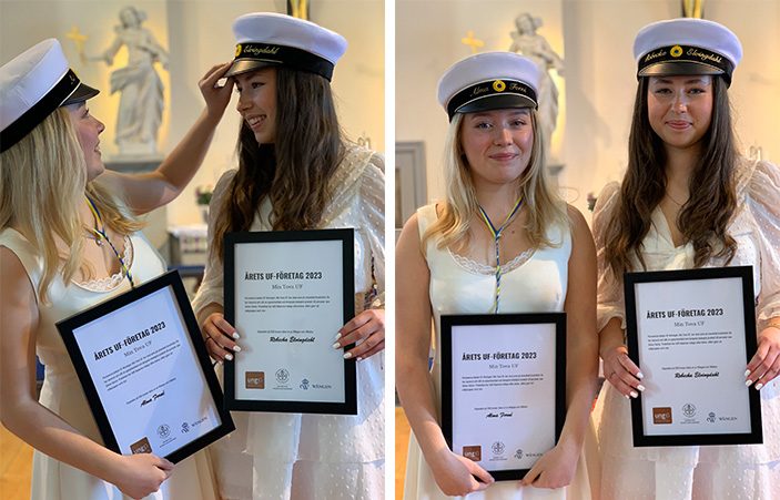 Alma Forné och Rebecka Elvingdahl i studentmössor står i kyrkan och håller i varsitt inramat stipendium