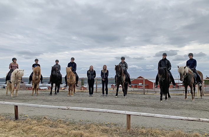 Åtta elever uppradade på islandshästar på ovalbanan på Wången. Rebecka Elvingdahl sitter på en häst längst till höger i bilden. 