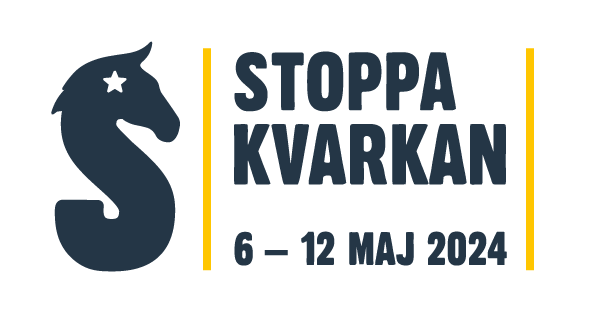 Stoppa-kvarkan logotypen med texten Stoppa kvarkan 6-12 maj 2024. Ett stort S är format med ett hästhuvud