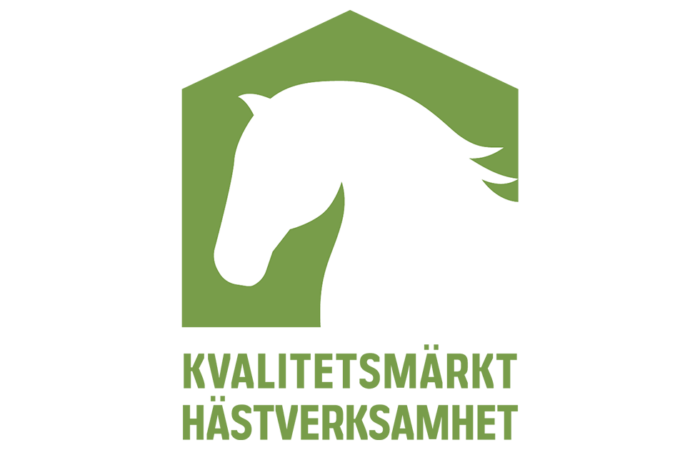 Logotypen för Kvalitetsmärkt hästverksamhet föreställer en stallgavel med en tecknat hästhuvud i profil