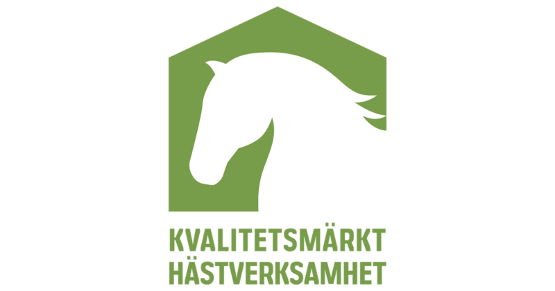 Logotypen för Kvalitetsmärkt hästverksamhet föreställer en stallgavel med en tecknat hästhuvud i profil