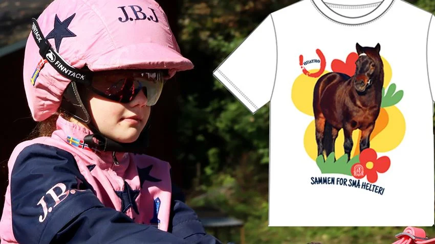 Barn i rosa racingutrustning och hjälm med en bild av en häst på en T-shirt. Texten på tröjan lyder "Sammen för små helter.